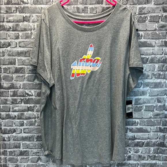 Woman's Nike Gray‎ Graphic T-Shirt - Picture 1 of 10